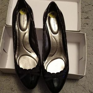 Chunky heel pump